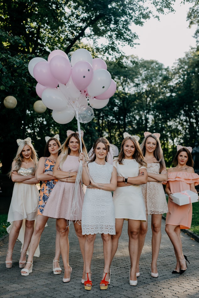 bridesmaids-balloons